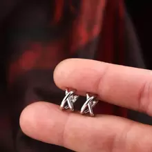1对男女通用银色迷你铜耳环，男女皆宜，耳垂较小、耳朵较大的人购买时应谨慎 - 銀色 - 查看 5