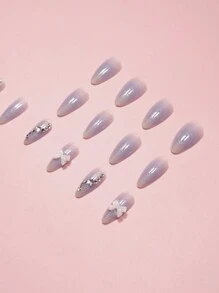 Sanrio 情人节指甲 24 件中长杏仁形假指甲，带蓝紫银银河闪亮星星和白色水钻装饰，另加 1 件果冻凝胶和 1 件指甲锉，适用于女孩按压指甲美甲用品