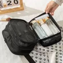 三层旅行化妆包，1个大容量轻便洗漱包，多功能化妆品收纳包，可爱手提包钱包，便携式化妆刷收纳包，带拉链，可收纳口红、化妆刷、护肤品、手机、零钱等。适合作为妈妈礼物、生日礼物、送给朋友和老师的礼物、圣诞礼物、化妆包、旅行包、女士化妆包、手拿包/小手提包、化妆品收纳包、化妆刷收纳包、迷你化妆包、大容量化妆包、圣诞礼物、化妆包、旅行必备品。 - 黑色 - 查看 8