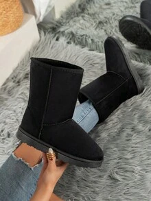 女性時尚雪地靴