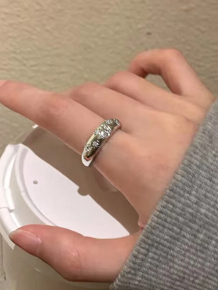 一個銀戒指 - 銀色鑲鑽 - 查看 1