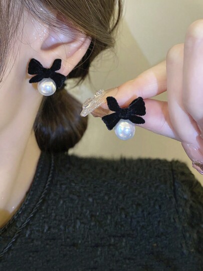 أقراط شق مزدوجة من اللؤلؤ الاصطناعي البسيط وعقدة البارزة بالإضافة إلى التصميم الفريد المعروض للنساء