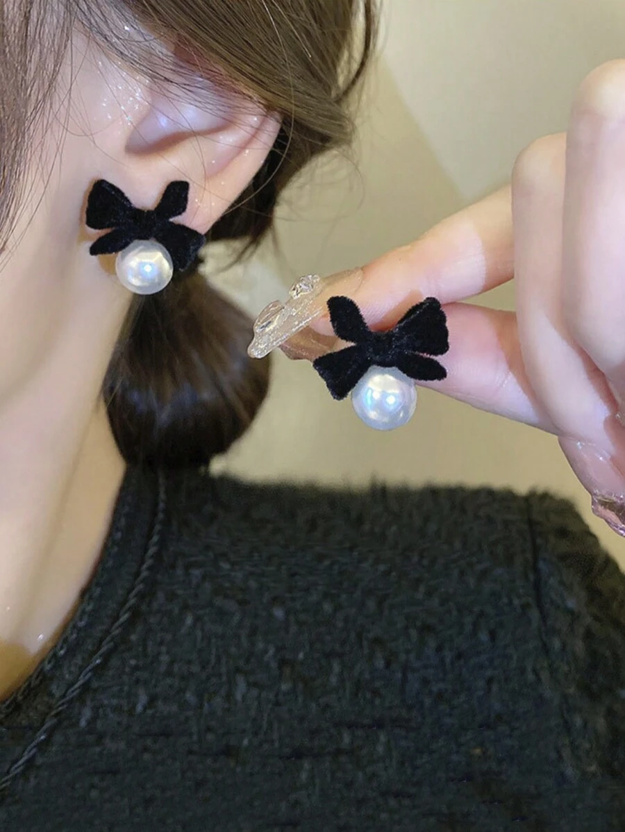 2入組極簡主義假珍珠和黑色絨布鋼針耳環,独特設計適用於女性 - 黑色 - 查看 1