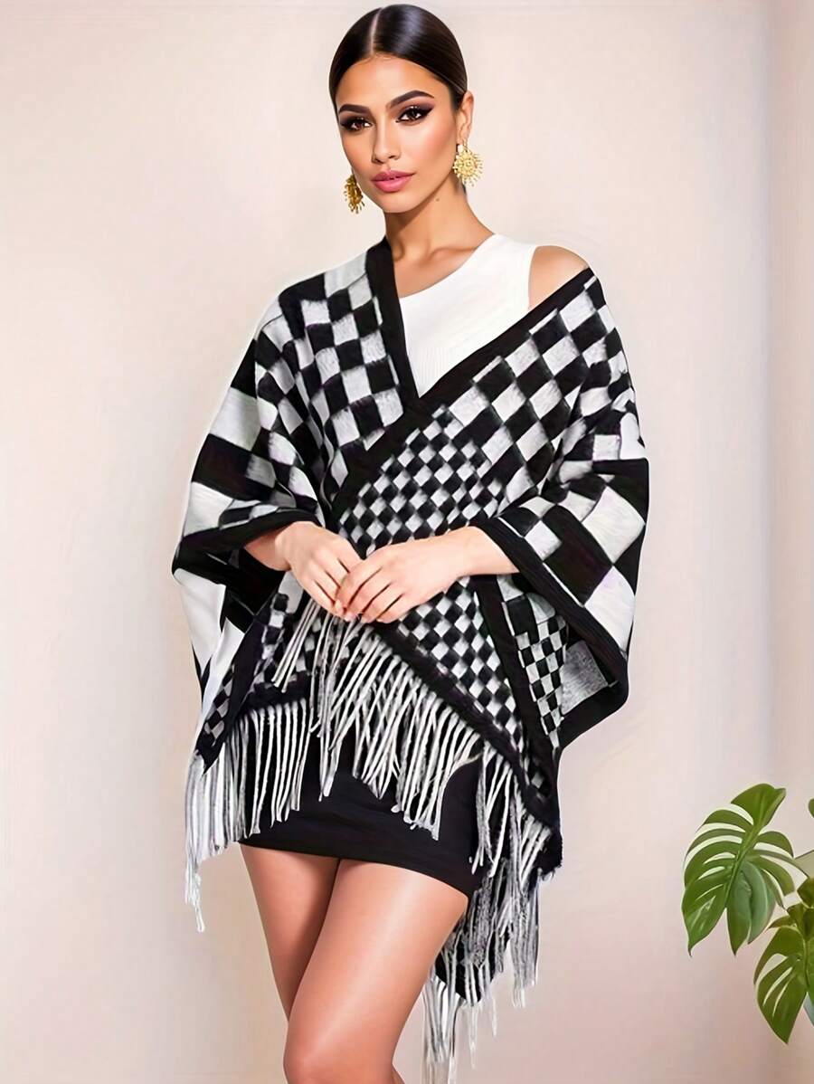 1件女性時尚黑白格紋流蘇披風,適合秋冬日常穿搭