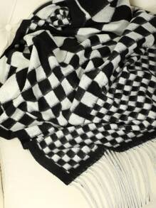 1件女性時尚黑白格紋流蘇披風,適合秋冬日常穿搭