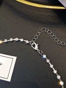 1 件带水钻细节的领带项链，非常适合女性在舞台上表演或参加派对配饰女士