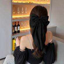 可愛的2入組女士黑色、米色和白色蝴蝶結髮夾與飄帶，半綁髮配飾充滿青春和甜美感。絲綢材質光滑有光澤，帶有3D效果。尺寸適中、可愛，適合日常佩戴。