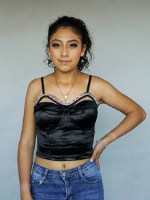 Bright Solid Color Glued Top With Decoration In The Upper Area Of Multicolored Rhinestones - 黑色 - 查看 1