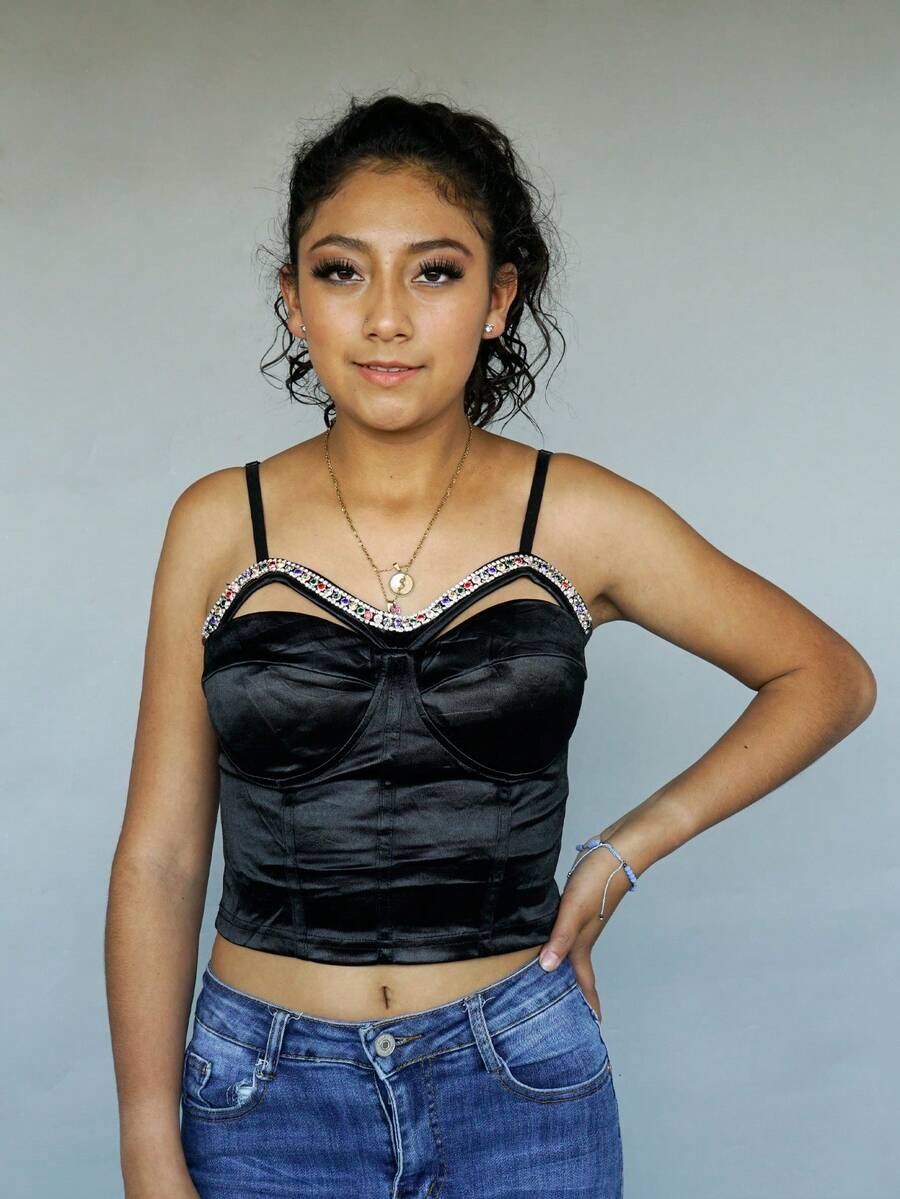 Bright Solid Color Glued Top With Decoration In The Upper Area Of Multicolored Rhinestones - 黑色 - 查看 1