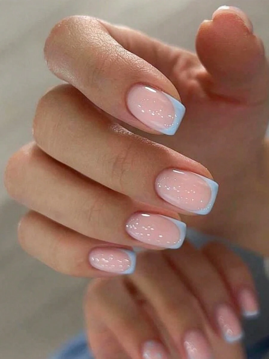 使用 24 件短指甲方形极简雾蓝色法式风格来提升您的外观，涵盖所有指甲套装，适合女性和女孩在日常聚会上佩戴，按压指甲，中长方形假指甲美甲用品指甲 - 霧霾藍 - 查看 1