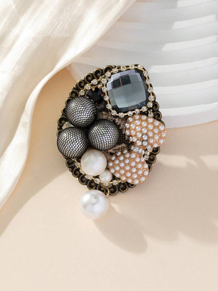 女性向け 真珠 バッジ型 ブローチ 欧米風 スーツにも合う 上品  