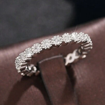 1枚时尚立方氧化锆戒指，女士款式，适合婚礼、订婚、派对、情人节等场合，也可作为母亲节礼物赠送给母亲。