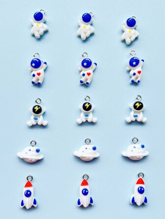 15入組隨機太空船宇航員設計diy配件,適用於鑰匙扣、項鍊、耳環等。
