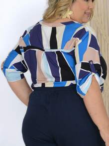 BLUSA 100% VISCOSE ESTAMPADA GOLA PADRE MANGA 3/4 COM MARTINGALE PREGA NAS COSTAS E BARRA MAIS CURTA NA FRENTE E MAIS LONGA ATRÁS