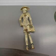 1個鋅合金卡通女孩子帶滴形包包胸針,日常穿搭創意服飾配件