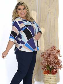 BLUSA 100% VISCOSE ESTAMPADA GOLA PADRE MANGA 3/4 COM MARTINGALE PREGA NAS COSTAS E BARRA MAIS CURTA NA FRENTE E MAIS LONGA ATRÁS