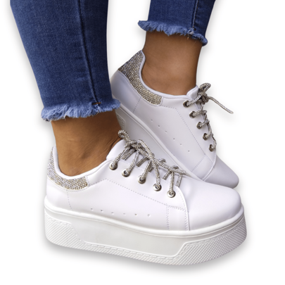 tenis  blanco a la moda con brillo y agujeta de brillo