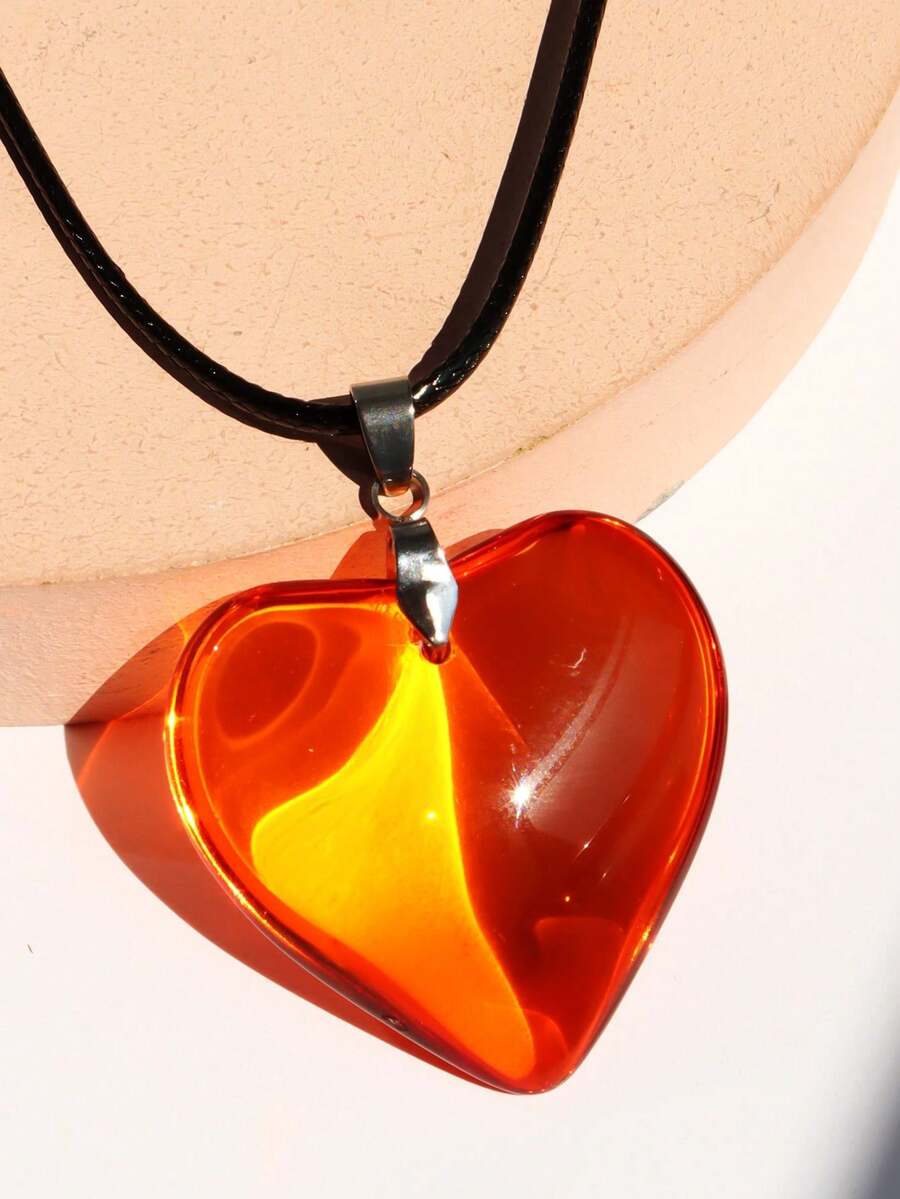 1件橙色心形玻璃吊墜皮繩項鍊,適用於女性