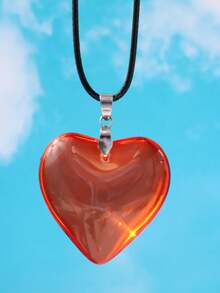 1件橙色心形玻璃吊墜皮繩項鍊,適用於女性