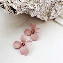 1對優雅花形耳針,適用於日常佩戴或送禮