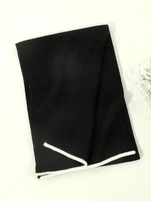 1條男士時尚純黑色白邊圍巾,採用類羊絨材質製成,簡約風格,保暖,適合秋冬日常穿著和旅行