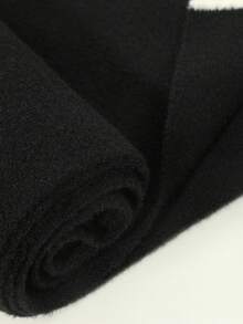 1條男士時尚純黑色白邊圍巾,採用類羊絨材質製成,簡約風格,保暖,適合秋冬日常穿著和旅行