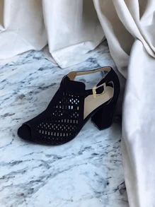 Zapatilla abierta con diseño a láser y tacón ancho color negro - Negro - Ver 2