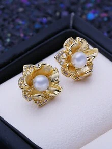 1對時尚優雅的天然淡水珍珠耳環,帶有方形鋯石和花狀造型,非常適合女性,在派對、婚禮和節日贈禮中完美呈現
