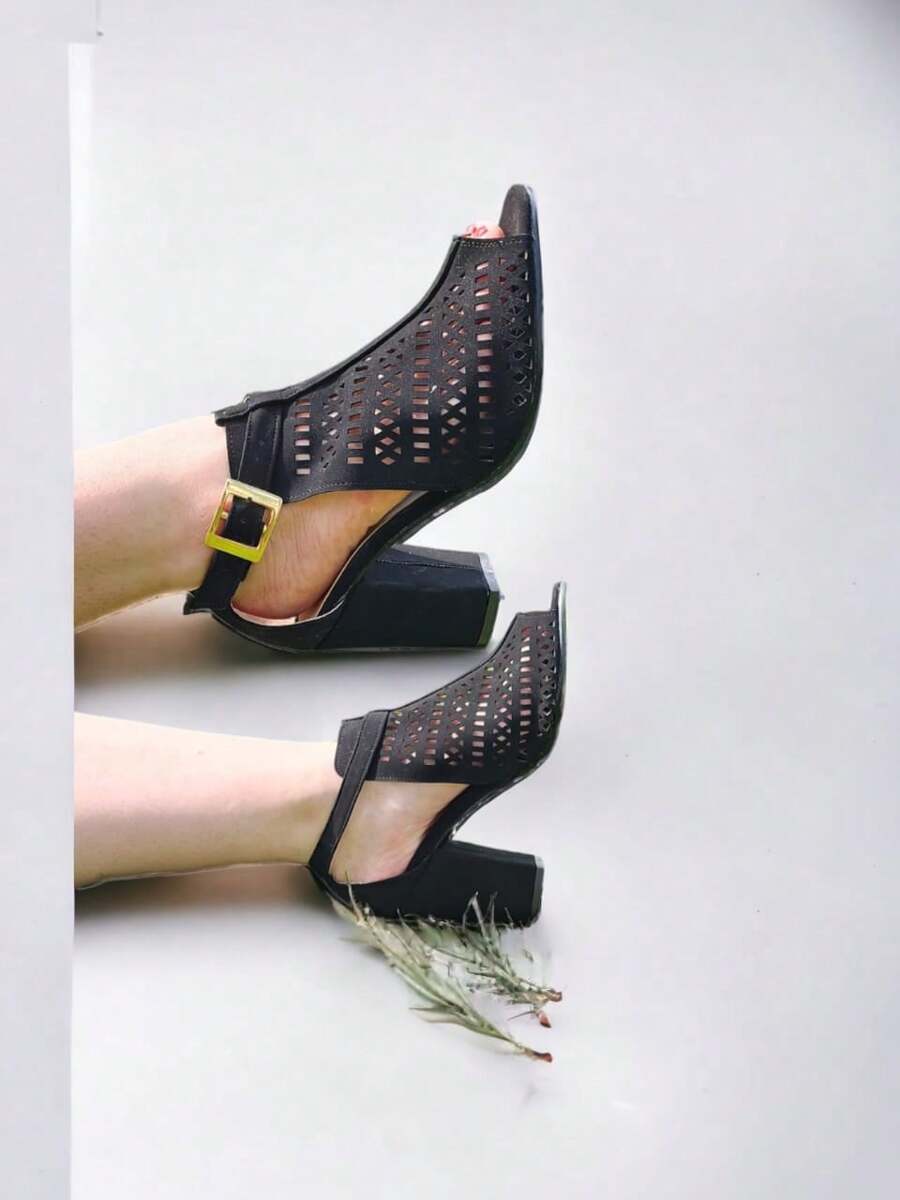 Zapatilla abierta con diseño a láser y tacón ancho color negro - Negro - Ver 1