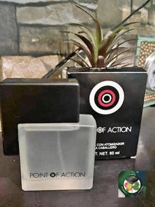 Fuller Perfume Para Caballero Point Of Action Armand Dupree. Descubre la esencia de la masculinidad con nuestro perfume exclusivo para hombres. Un aroma sofisticado, duradero y diseñado para destacar. Notas: Salida: Bergamota fresca y menta energizante Corazón: Pimienta negra y lavanda Fondo: Ámbar, y maderas nobles. Ideal para: Hombres seguros, elegantes y con estilo. Duración: +10 horas de fragancia intensa. - Gris - Ver 2
