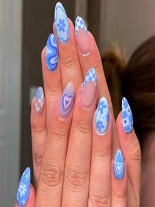 Uñas De Almendra Lindas Con Pequeñas Flores En Forma De Corazón - Celeste - Ver 2