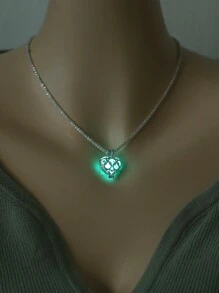 1 peça Moda Sensibilidade Versátil Dia dos Namorados Brilhante Cobre Banhado Prata Coração Oco Brilha No Escuro Colar Charme (Precisa ser carregado para brilhar, não brilha sem carregar)