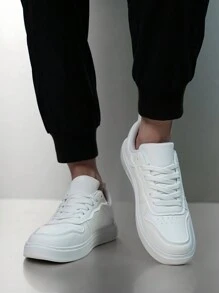 Chaussures de sport décontractées pour hommes, chaussures de marche plates à semelle souple à lacets, chaussures de skate polyvalentes à bout rond, chaussures d'étudiant, chaussures à semelle blanche à enfiler. Chaussures de sport décontractées pour hommes, chaussures à semelle blanche, chaussures de planche à quatre saisons, haut de gamme, élégant et tendance. Parfait pour les voyages et les achats.
