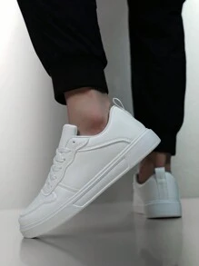 Chaussures de sport décontractées pour hommes, chaussures de marche plates à semelle souple à lacets, chaussures de skate polyvalentes à bout rond, chaussures d'étudiant, chaussures à semelle blanche à enfiler. Chaussures de sport décontractées pour hommes, chaussures à semelle blanche, chaussures de planche à quatre saisons, haut de gamme, élégant et tendance. Parfait pour les voyages et les achats.