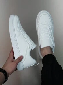 Chaussures de sport décontractées pour hommes, chaussures de marche plates à semelle souple à lacets, chaussures de skate polyvalentes à bout rond, chaussures d'étudiant, chaussures à semelle blanche à enfiler. Chaussures de sport décontractées pour hommes, chaussures à semelle blanche, chaussures de planche à quatre saisons, haut de gamme, élégant et tendance. Parfait pour les voyages et les achats.