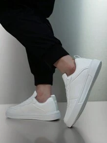 Chaussures de sport décontractées pour hommes, chaussures de marche plates à semelle souple à lacets, chaussures de skate polyvalentes à bout rond, chaussures d'étudiant, chaussures à semelle blanche à enfiler. Chaussures de sport décontractées pour hommes, chaussures à semelle blanche, chaussures de planche à quatre saisons, haut de gamme, élégant et tendance. Parfait pour les voyages et les achats.