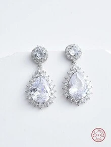 一對時尚、奢華、高貴的鋯石垂墜耳環,適合女性在宴會上佩戴