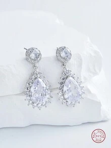 一對時尚、奢華、高貴的鋯石垂墜耳環,適合女性在宴會上佩戴