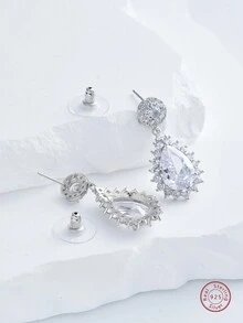 一對時尚、奢華、高貴的鋯石垂墜耳環,適合女性在宴會上佩戴