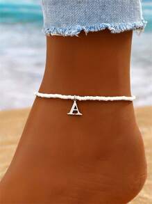 1 件时尚优雅女士海滩度假风格金色 26 字母吊坠白色弹性米珠脚链