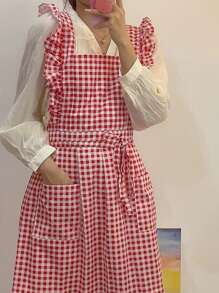 紅白相間格子圍裙一條,現代簡約的褶邊設計,配有雙口袋領帶式保護服,適用於家庭使用/廚房烘焙/野外露營/花店書店/餐廳咖啡館等工作場合