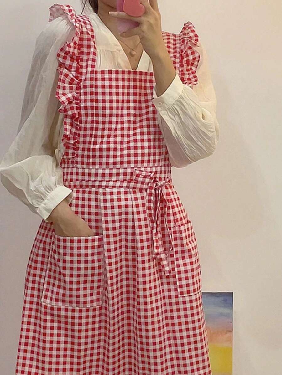 紅白相間格子圍裙一條,現代簡約的褶邊設計,配有雙口袋領帶式保護服,適用於家庭使用/廚房烘焙/野外露營/花店書店/餐廳咖啡館等工作場合