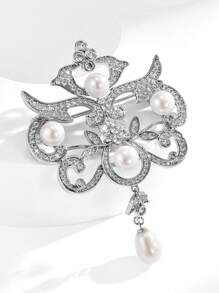 复古风格，奢华优雅的高端人造珍珠胸针，适合正式服装和配饰