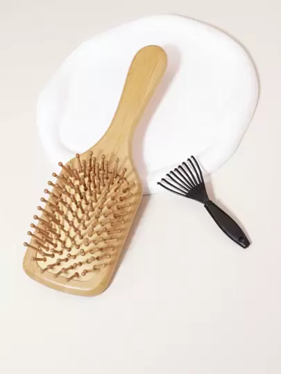 两把竹制梳子套装，包含一把清洁爪梳、一把气垫梳和一把解结梳，适用于所有发质，防静电，可按摩头皮。这款梳子是美发工具、美发产品和配件的理想之选，适合理发店、美容院、返校季、旅行度假等各种场合。它也是女士美发配件、梳子、解结梳、卷发梳等美发用品的必备之选。此外，它还包含各种美发工具，例如梳子、发梳套装、卷发梳、解结梳等，是美发师的理想之选。