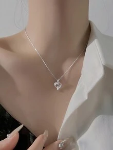 1條女士s925純銀頸鏈,鑲嵌有鑽石的心形吊墜,上面還有三隻小象,獨特而豪華的鎖骨飾品