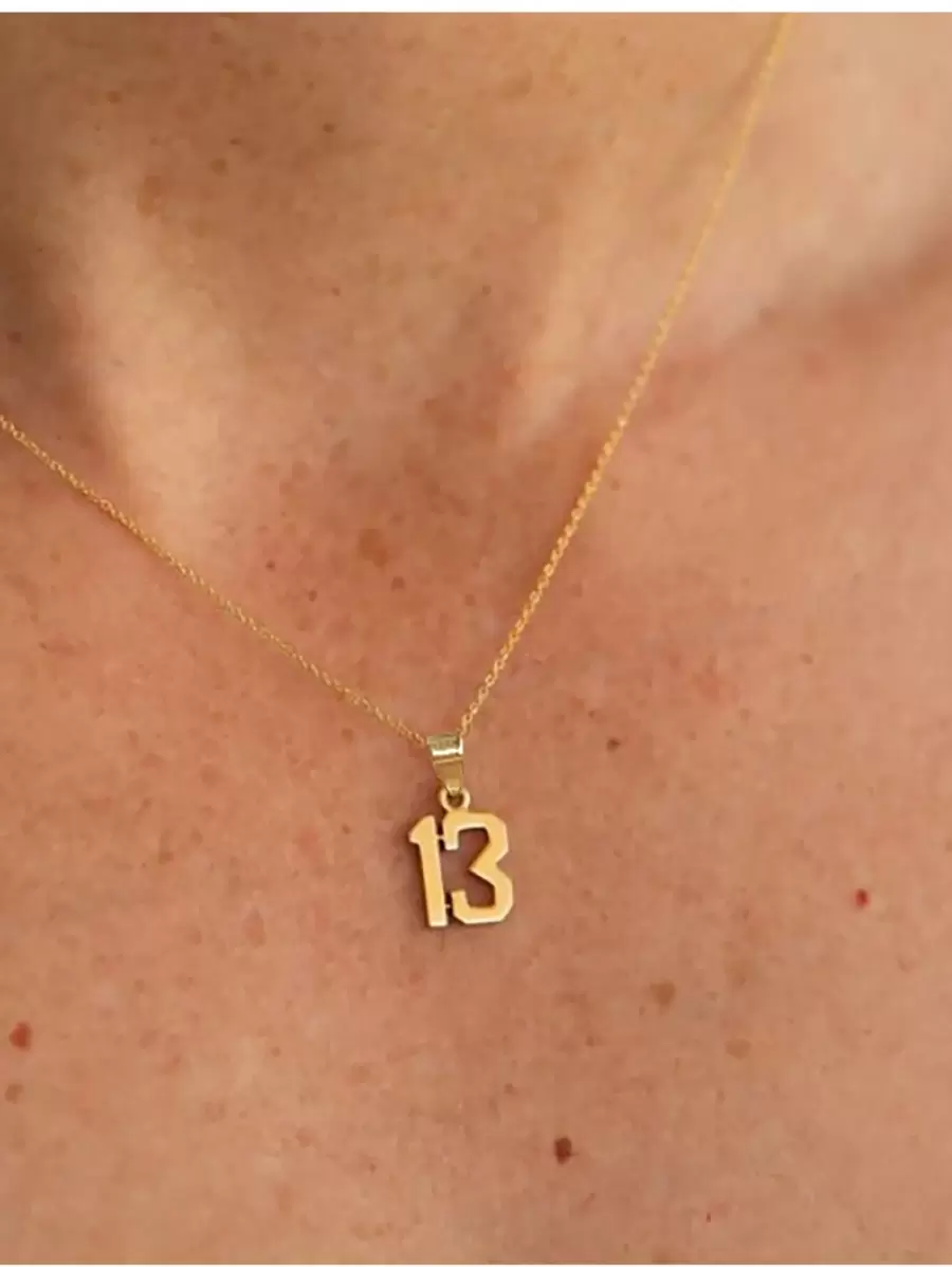 時尚多用途的金色極簡主義數字紀念女士吊墜項鍊,配有個性化阿拉伯數字13吊墜鎖骨鏈,適合女士日常佩戴