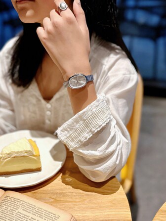 1pc New Fashionable Silver Bracelet Watch For Women, Retro Luxury Simple Elegance Quartz Watch