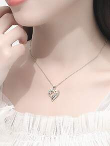 1條女士s925純銀頸鏈,鑲嵌有鑽石的心形吊墜,上面還有三隻小象,獨特而豪華的鎖骨飾品