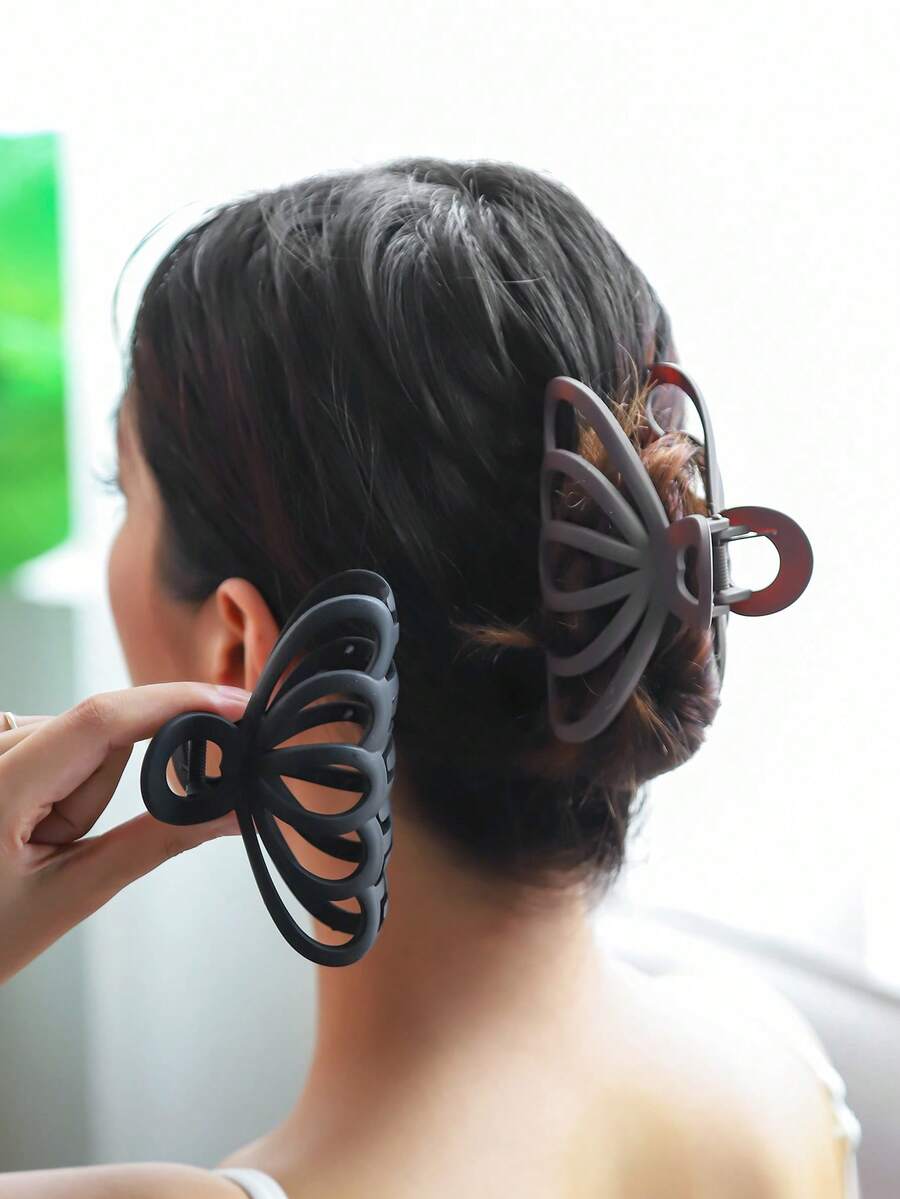 2入組中空孔雀羽毛造型髮爪，黑色及咖啡色