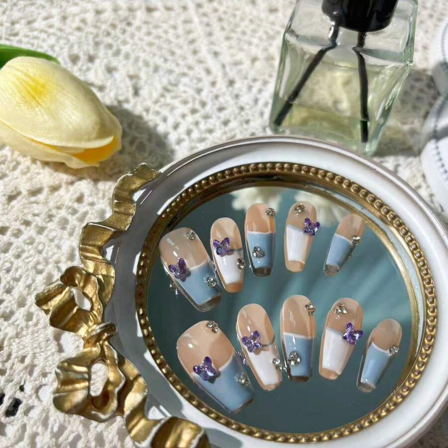 10 件豪華裸色藍色和白色混合閃亮蝴蝶形水鑽人造手工指甲套裝,可拆卸和可重複使用,非常適合酒吧、派對和聚會